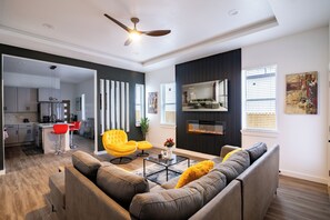 Una sala de estar moderna con un sofá, una mesa de centro y una chimenea.