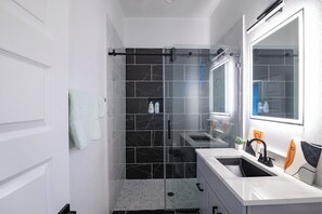 Dusj, hårføner, håndklær og såpe