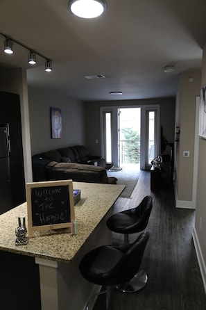 Interior - Charming 1-bedroom apartment in delightful Addison with WiFi, AC, fitness room (Addison)