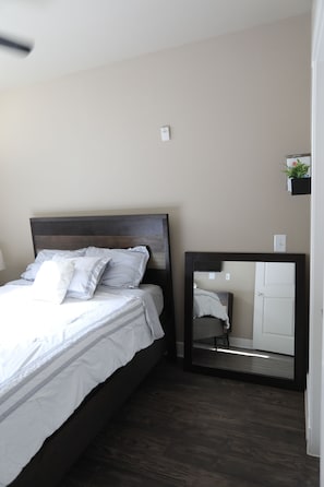 1 bedroom, WiFi, bed sheets - Charming 1-bedroom apartment in delightful Addison with WiFi, AC, fitness room (Addison)