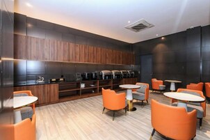 Un área de descanso moderna con asientos y una estación de café.