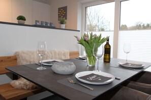 Dining - Moor Huus Auszeit - Moor Huus Auszeit with a view of the Siel, garden and wood-burning stove for (Greetsiel)