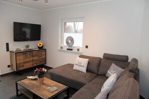 Televisión, chimenea y estéreo 