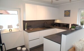 Frigorifero, microonde, forno, piano cottura