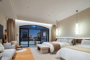 Une chambre d’hôtel moderne dotée d’un balcon incurvé, d’un grand lit, d’un canapé et d’un bureau.