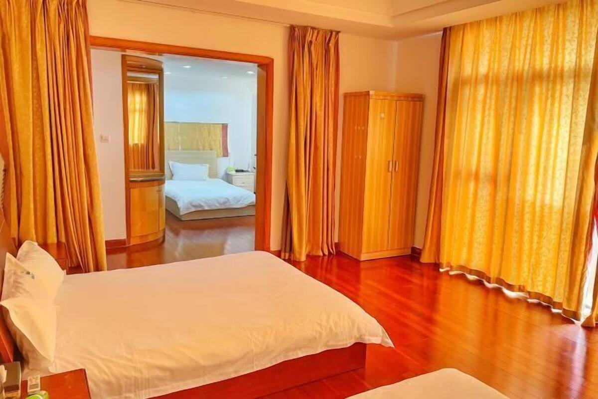 Een hotelkamer met een bed, een kledingkast en een spiegel.