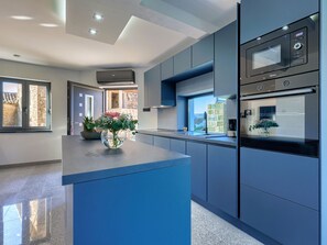 Kjøleskap, mikrobølgeovn, ovn og oppvaskmaskin