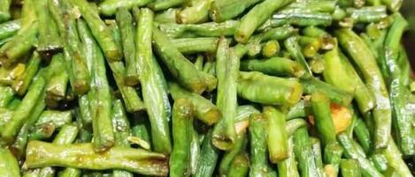 A close-up of cooked green beans.