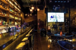 Bar (on property) - Double Moon Bay Beach Five Star Resort Apartment (Huidong)