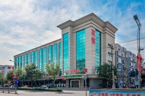 A multi-story hotel with a prominent entrance and signage. - Jingxuanlou Hotel(near the great wall) (Qinhuangdao)