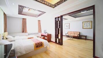 Une chambre d’hôtel avec un lit, un bureau, une chaise et une vue sur l’extérieur.