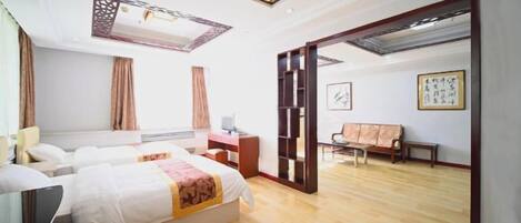Ein Hotelzimmer mit Bett, Schreibtisch, Stuhl und Blick ins Freie.