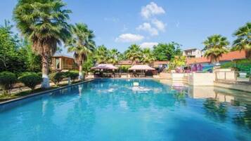 Hồ bơi ngoài trời