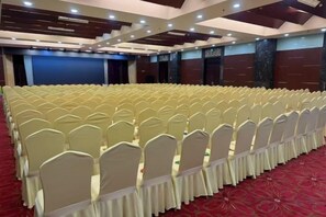 A conference room with rows of chairs and a red carpet. - Linyi Hotel (Development Zone) (Linyi)