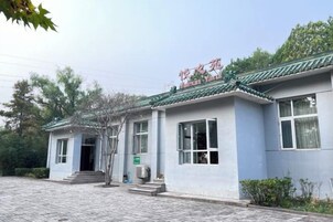 Un edificio con estilo arquitectónico tradicional, techo de tejas y un letrero.