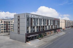 En moderne hotelbygning med flere etager og en flad facade.