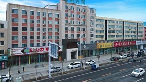Et hotel med flere etager, murstensfacade og adskillige balkoner.
