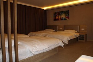 A hotel room with two beds, a painting on the wall, and a wooden partition. - Jinhui Fashion Hotel (Baicheng)