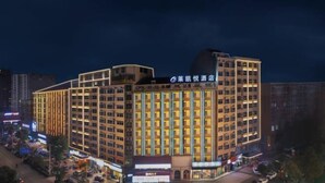 A multi-story hotel with a modern design, featuring a prominent entrance and a parking area in front. - Hyatt Regency Loudilai (Loudi)