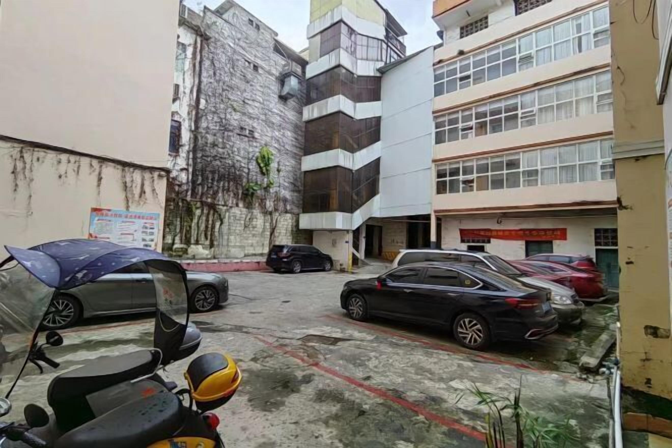 مواقف سيارات مجانية