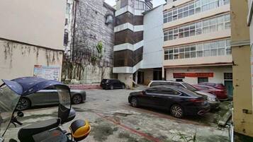 مواقف سيارات مجانية