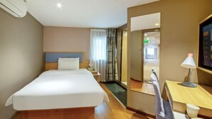 A hotel room with a bed, a desk, a chair, a lamp, and a mirror. - Homeinn · neo (Chengdu Chunxi Road Taikoo Li Store) (Chengdu)