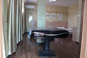 A room with a piano, a bed, a mirror, and a wall with artwork. - Guangdong Express Hotel, Zhangzhou (Bozhou)