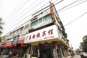 A multi-story building with a sign for a hotel on the ground floor. - Guangdong Express Hotel, Zhangzhou (Bozhou)