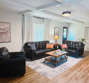 スマートテレビ、書庫、PC モニター