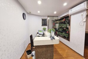Ảnh chưa phân loại, 2 trong số 28 ảnh, nút