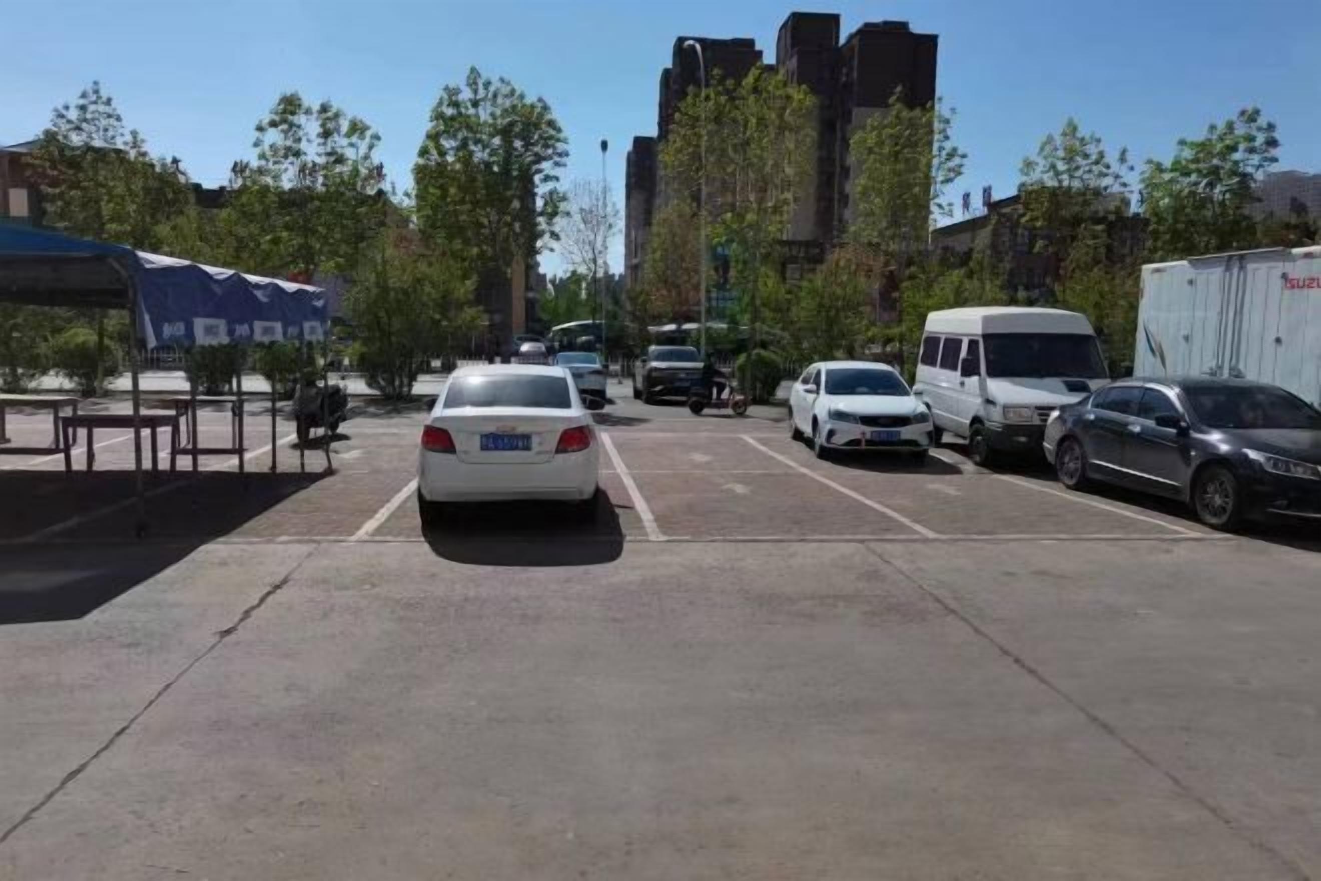 موقف سيارات (بتكلفة إضافية)