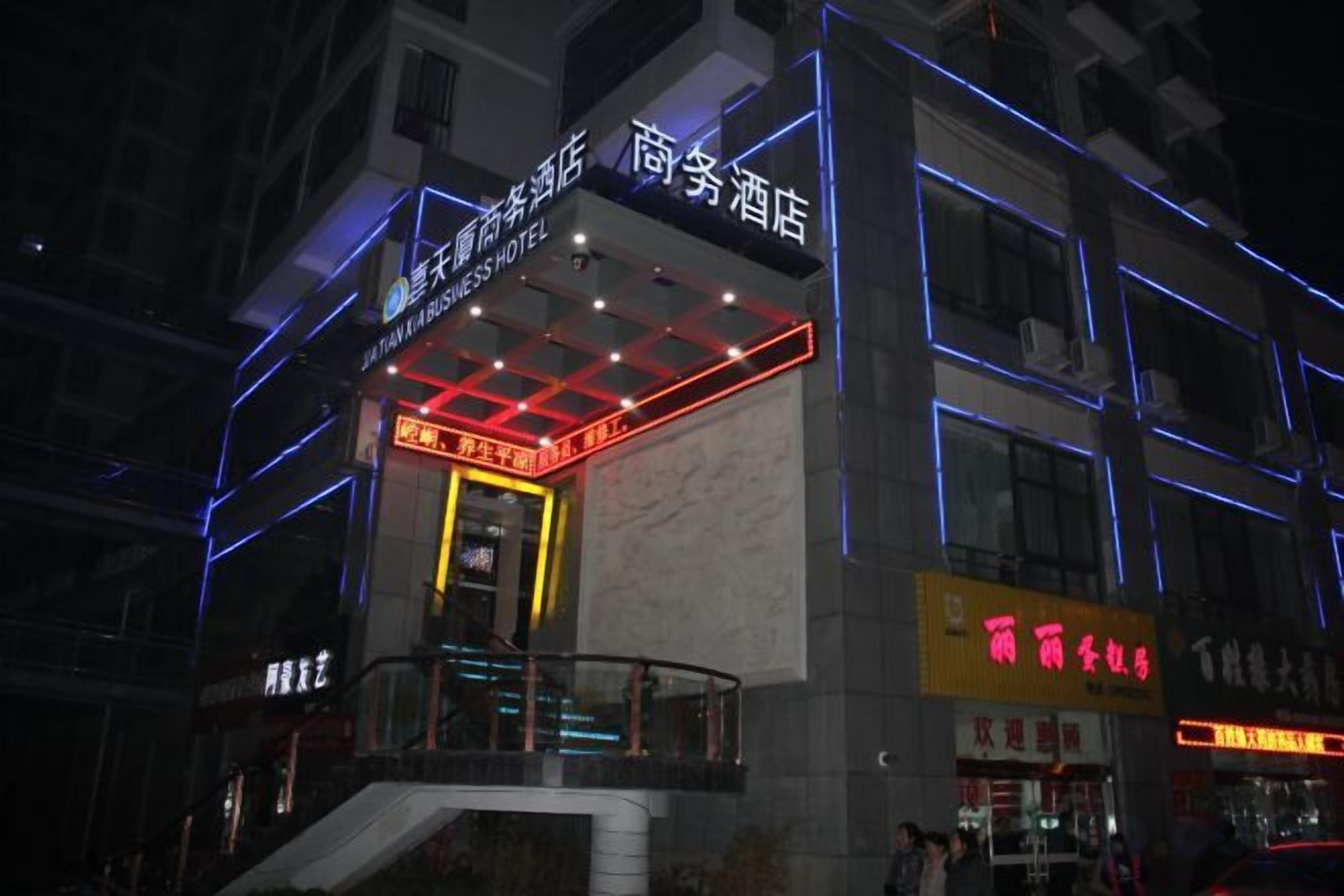 Un hôtel doté d’une façade moderne, d’une entrée imposante et d’un escalier bien visible menant à l’entrée.