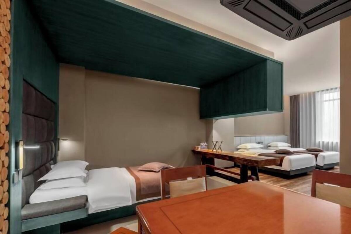 Ein Hotelzimmer mit einem Bett, einem Schreibtisch und einem Esstisch.