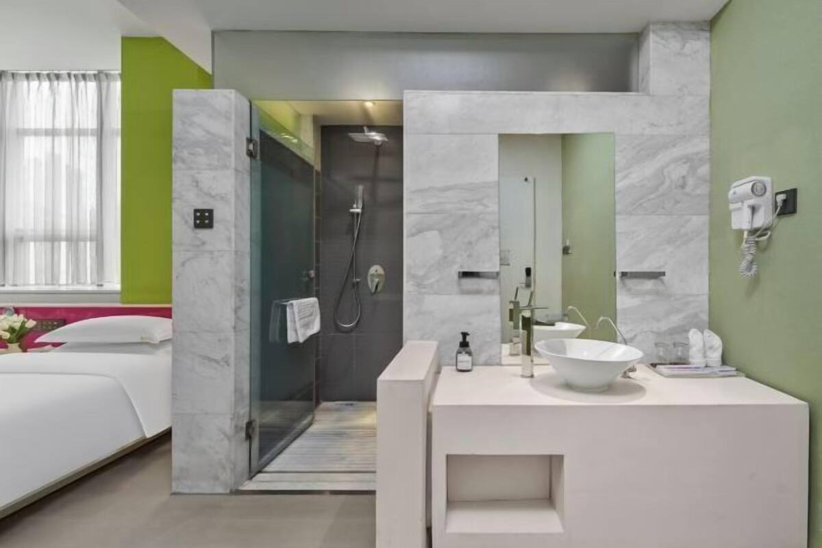 Ein modernes Badezimmer mit Dusche, Waschbecken und Spiegel.