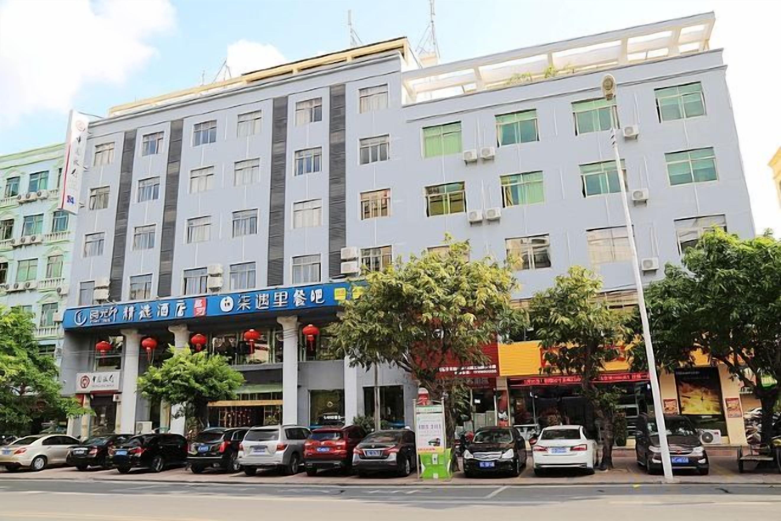 Um edifício com vários andares e uma fileira de lojas no andar térreo.