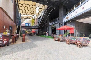 Outdoor dining - Manli Holiday Apartment (Haikou)