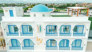 A white building with blue balconies and a dome. - Ivy Canggu (Munggu)