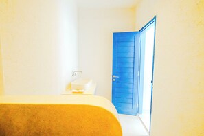 Shower, rainfall showerhead, hair dryer, towels - Ivy Canggu (Munggu)