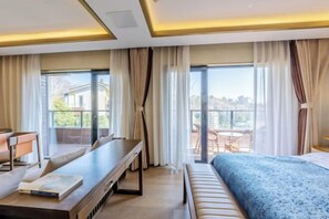 A hotel room with a bed, a desk, a chair, and a balcony with a view. - Banmeiju GINLAN JIA Vacation Apartment (Jiande)