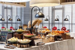 Un buffet proposant une variété de plats et doté d’un comptoir en marbre.
