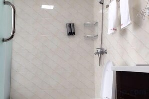 A bathroom with a shower, a toilet, and a sink. - Jing Taohua Jie Holiday Homestay (Taohua Tan Scenic Area) (Jing County)