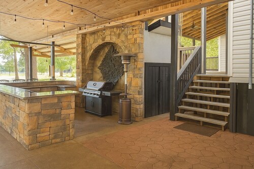 Lakefront Luxury: Dock, Fire Pit, Game Room and More