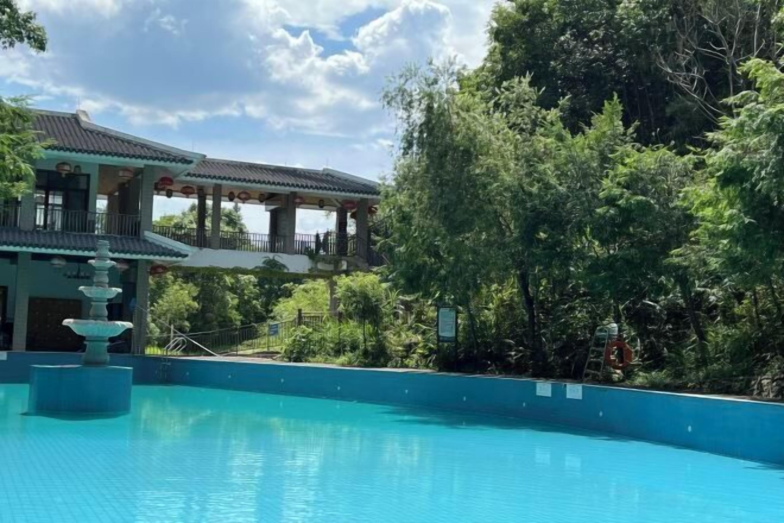 Hồ bơi ngoài trời