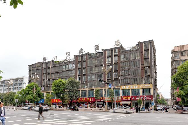 Un edificio de varios pisos con locales comerciales en la planta baja.