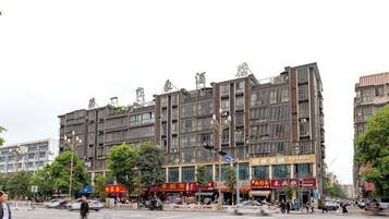 Un edificio de varios pisos con locales comerciales en la planta baja.
