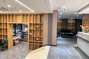 Ein moderner Empfangsbereich mit einem Holzbodenregal, einer Rezeption und einer Sitzecke mit einer Bank.
