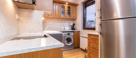 Fridge, oven, stovetop, coffee/tea maker