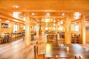 Restaurant - Queen's Mountain Oxygen Heart Valley Mountain Resort (Lianshan)