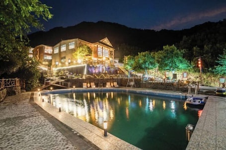 Outdoor pool. Queen's Mountain Oxygen Heart Valley Mountain Resort