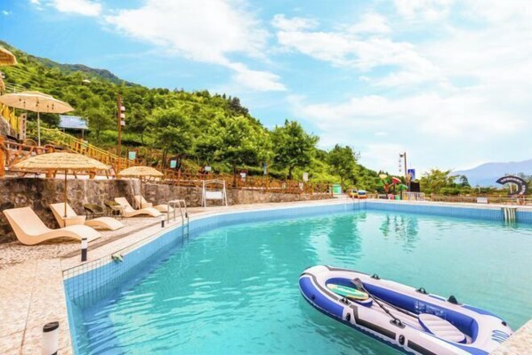 Kolam renang outdoor